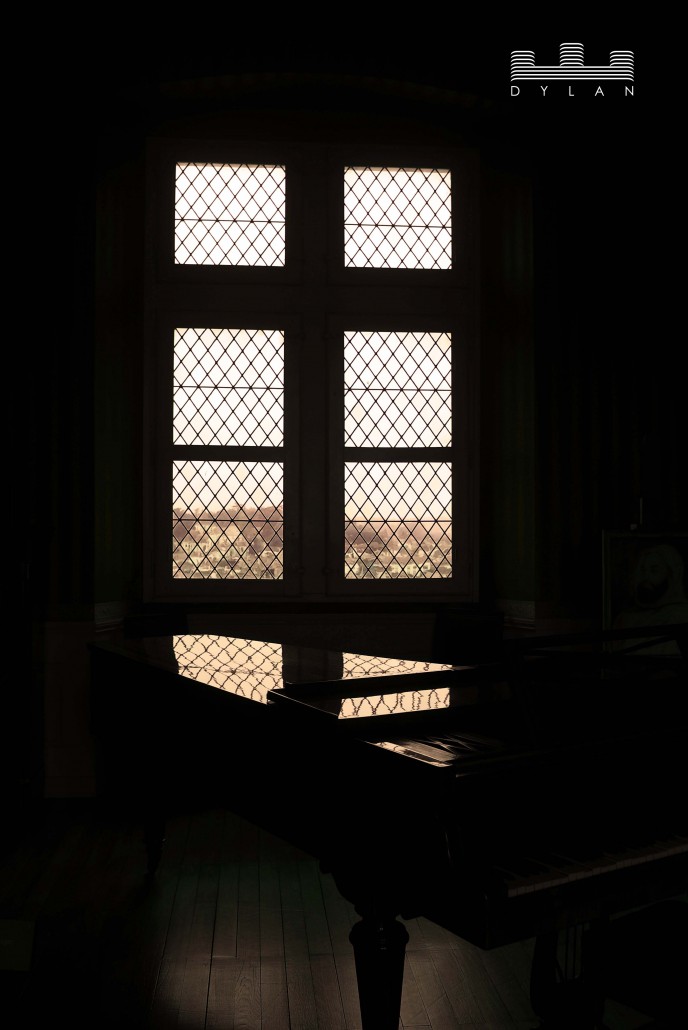 Amboise - window and piano