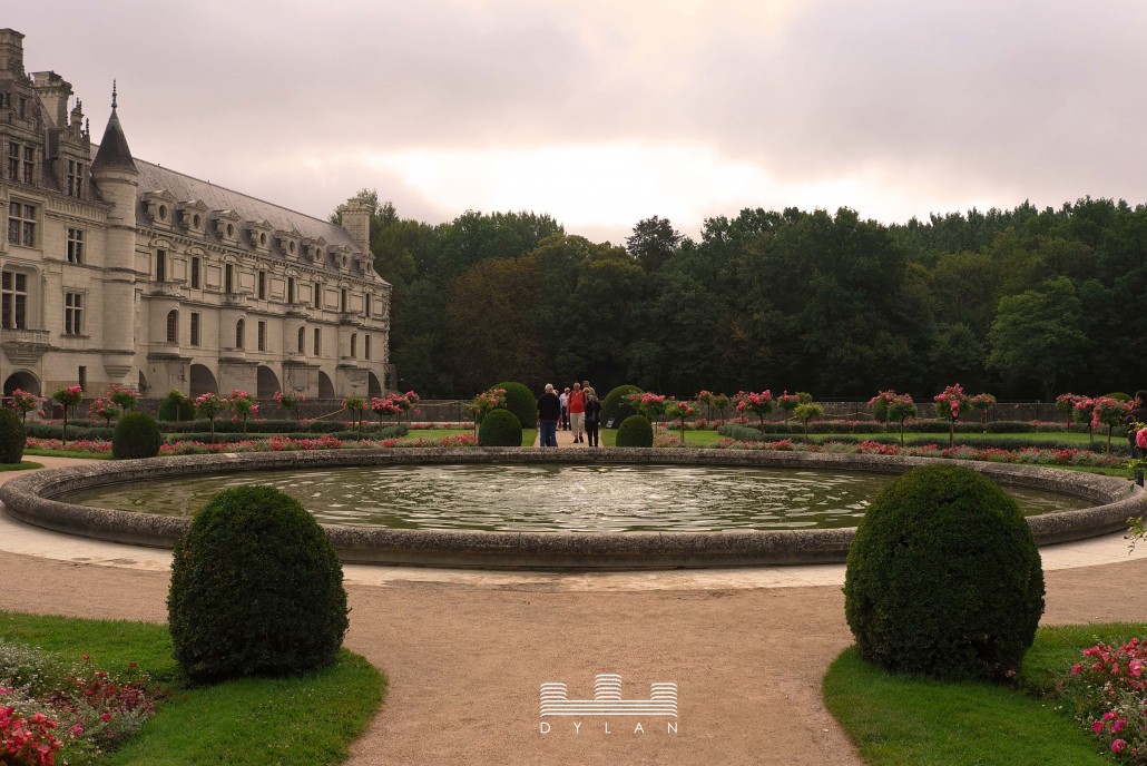 Channonceau - rose garden and chateau 2
