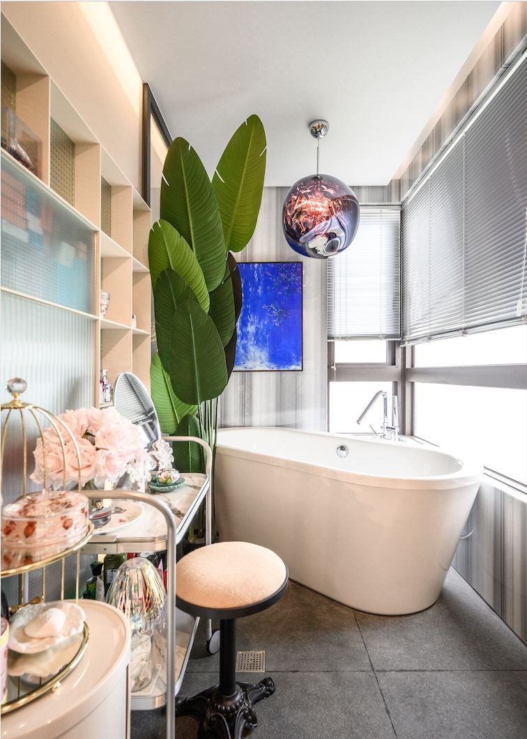 浴室中Tom Dixon 的熔岩吊燈 Melt ceiling lamp放入MITB Message in the Bulb 來改造這盞燈，利用燈炮裡的曲線草寫倪紅燈字加上燈罩的設計創造出特殊粉色紋理折色效果。/Photography By Hank Tsai 蔡鴻民