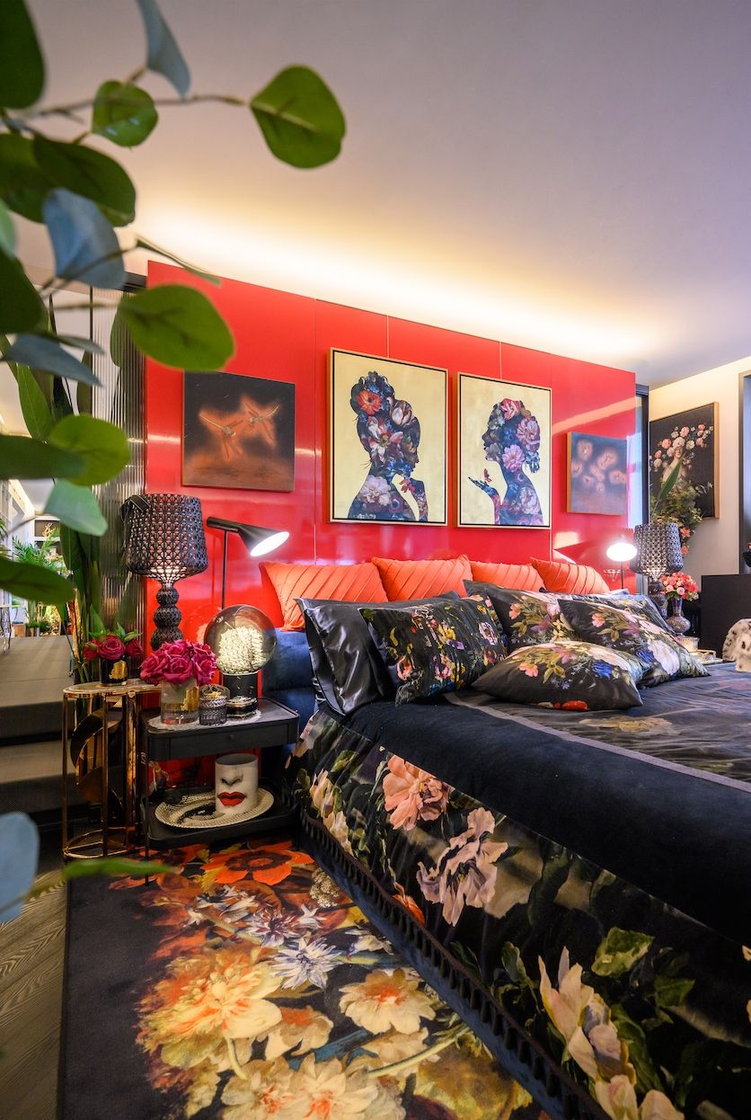 臥房床罩是楊晴嵐為了搭配Moooi 的 Eden Queen 地毯所設計，花布則是選用的是Designers Guild 的 Delft Flower 絨布，搭配ANDARI 的黑色絨布和紗布製成，與Marcel Wanders設計的Moooi Carpets相映成趣。/Photography By Hank Tsai 蔡鴻民